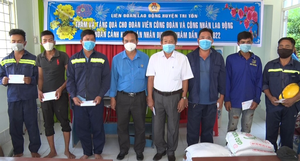 Liên đoàn Lao động huyện Tri Tôn trao nhà Mái ấm công đoàn và hỗ trợ đoàn viên hoàn cảnh khó khăn
