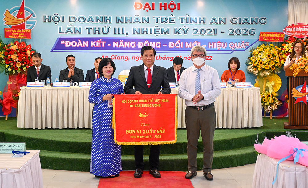 Doanh nhân Nguyễn Thị Mỹ Linh đắc cử Chủ tịch Hội Doanh nhân trẻ tỉnh An Giang khóa III