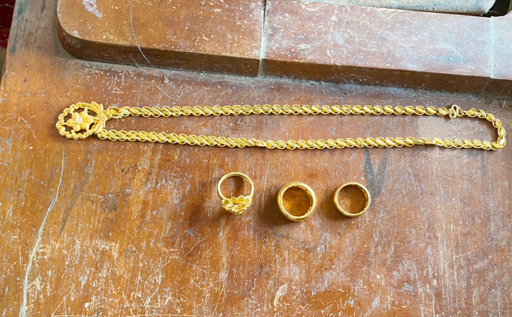 Lấy vàng của mẹ chồng rồi dựng hiện trường giả bị trộm