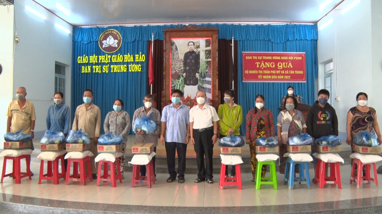 Nhiều phần quà Tết đến với hộ nghèo, gia đình chính sách huyện Phú Tân