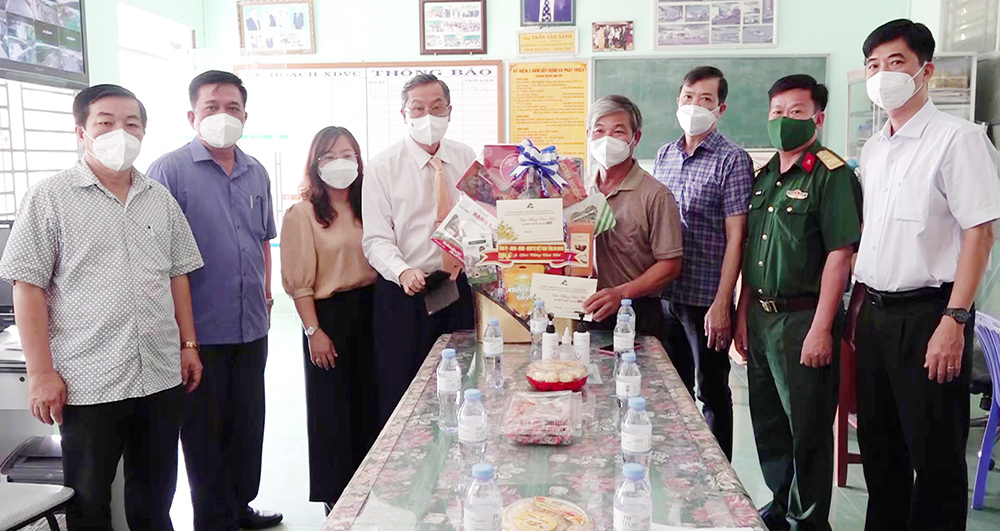 Phó Bí thư Thường trực Tỉnh ủy, Chủ tịch HĐND tỉnh An Giang Lê Văn Nưng thăm và chúc Tết tại huyện Thoại Sơn