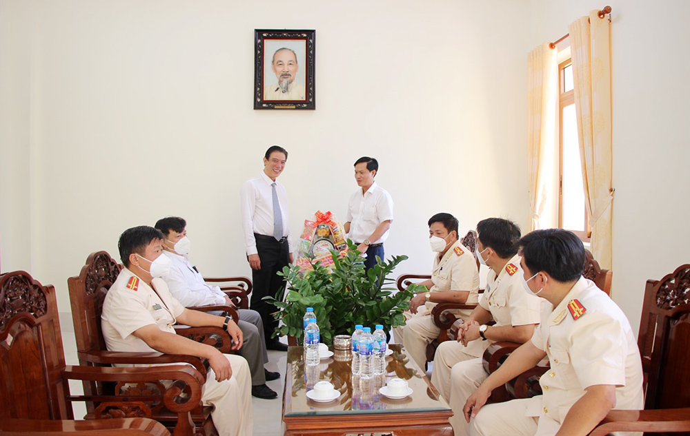 Đại tá Nguyễn Nhật Trường thăm, chúc Tết Huyện ủy Chợ Mới