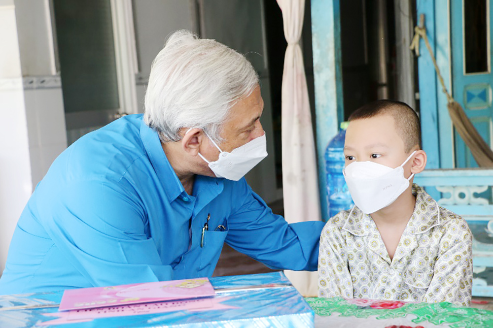 Chủ tịch Liên đoàn Lao động tỉnh An Giang Nguyễn Thiện Phú trao hỗ trợ cho con đoàn viên mắc bệnh hiểm nghèo