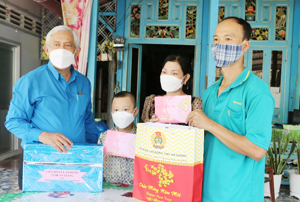 Chủ tịch Liên đoàn Lao động tỉnh An Giang Nguyễn Thiện Phú trao hỗ trợ cho con đoàn viên mắc bệnh hiểm nghèo