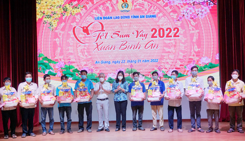 Ấm áp “Tết sum vầy – Xuân bình an” cho công nhân lao động hoàn cảnh khó khăn