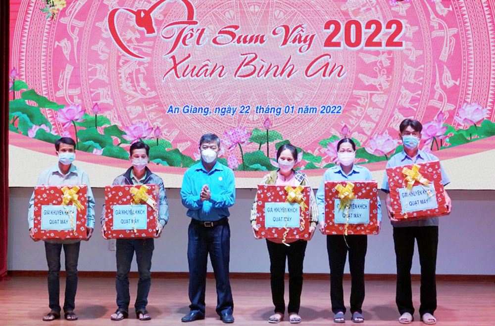 Ấm áp “Tết sum vầy – Xuân bình an” cho công nhân lao động hoàn cảnh khó khăn