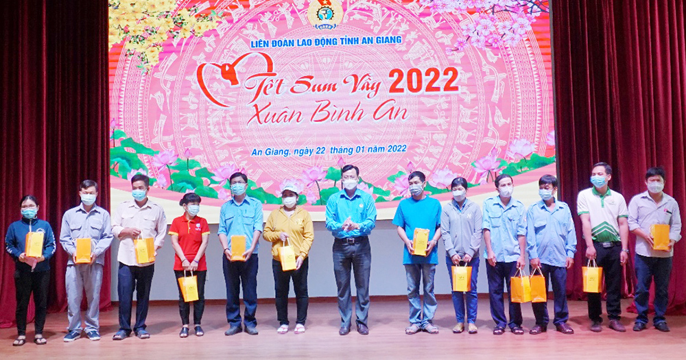 Ấm áp “Tết sum vầy – Xuân bình an” cho công nhân lao động hoàn cảnh khó khăn