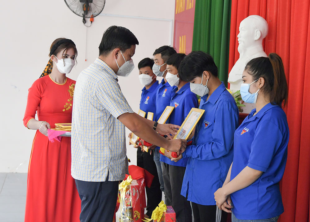 Nhiều phần việc trong Tết quân - dân huyện Tri Tôn