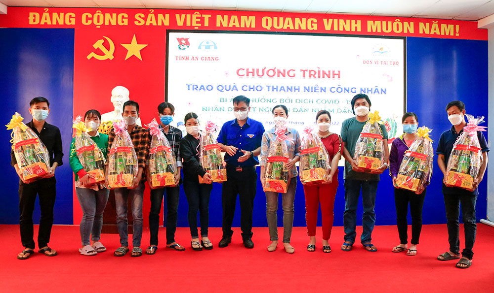 Trao quà cho học sinh nghèo, thanh niên công nhân ảnh hưởng bởi dịch COVID-19