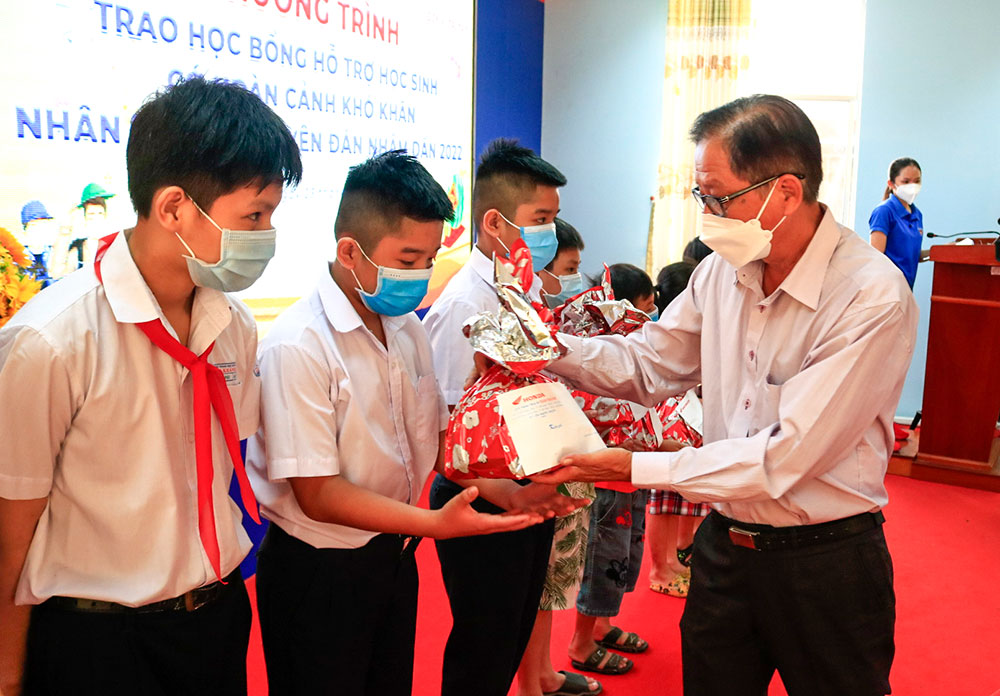 Trao quà cho học sinh nghèo, thanh niên công nhân ảnh hưởng bởi dịch COVID-19
