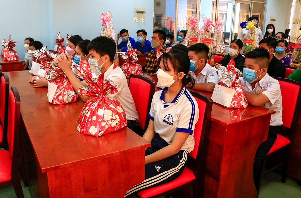 Trao quà cho học sinh nghèo, thanh niên công nhân ảnh hưởng bởi dịch COVID-19