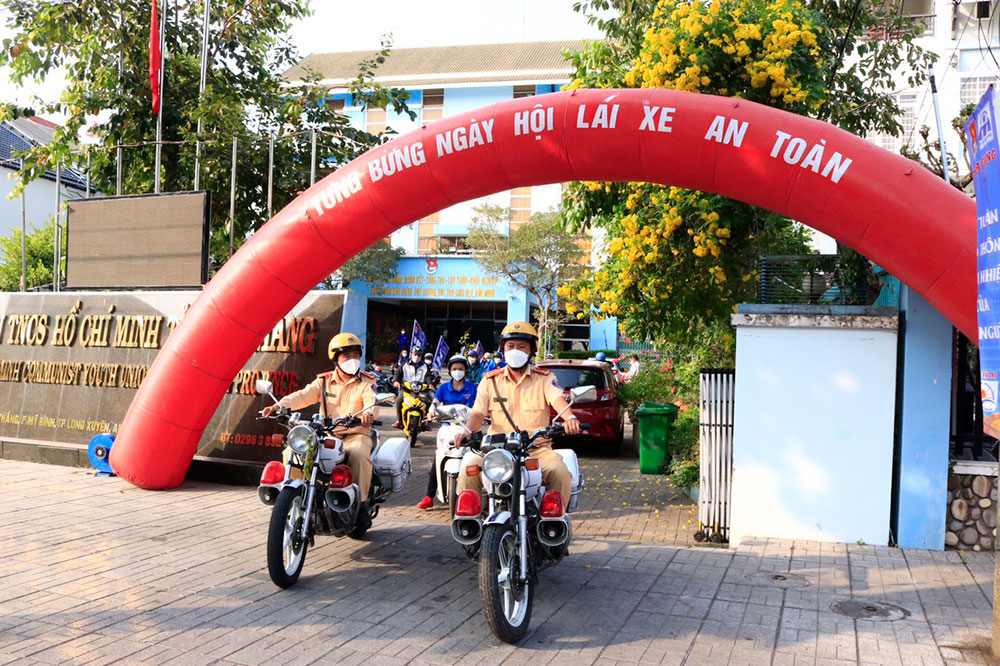 Trao quà cho học sinh nghèo, thanh niên công nhân ảnh hưởng bởi dịch COVID-19