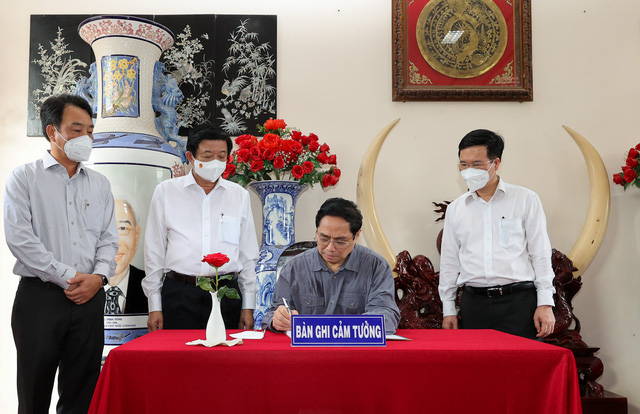 Thủ tướng Phạm Minh Chính dâng hương tưởng niệm đồng chí Phạm Hùng và đồng chí Võ Văn Kiệt