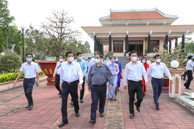Thủ tướng Phạm Minh Chính dâng hương tưởng niệm đồng chí Phạm Hùng và đồng chí Võ Văn Kiệt