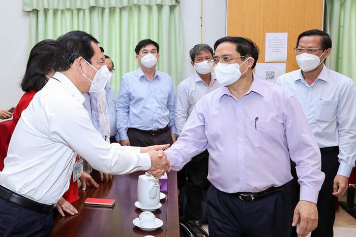 TPHCM đã giữ vững bản lĩnh, vượt qua những khó khăn chưa từng có để 'xanh' trở lại