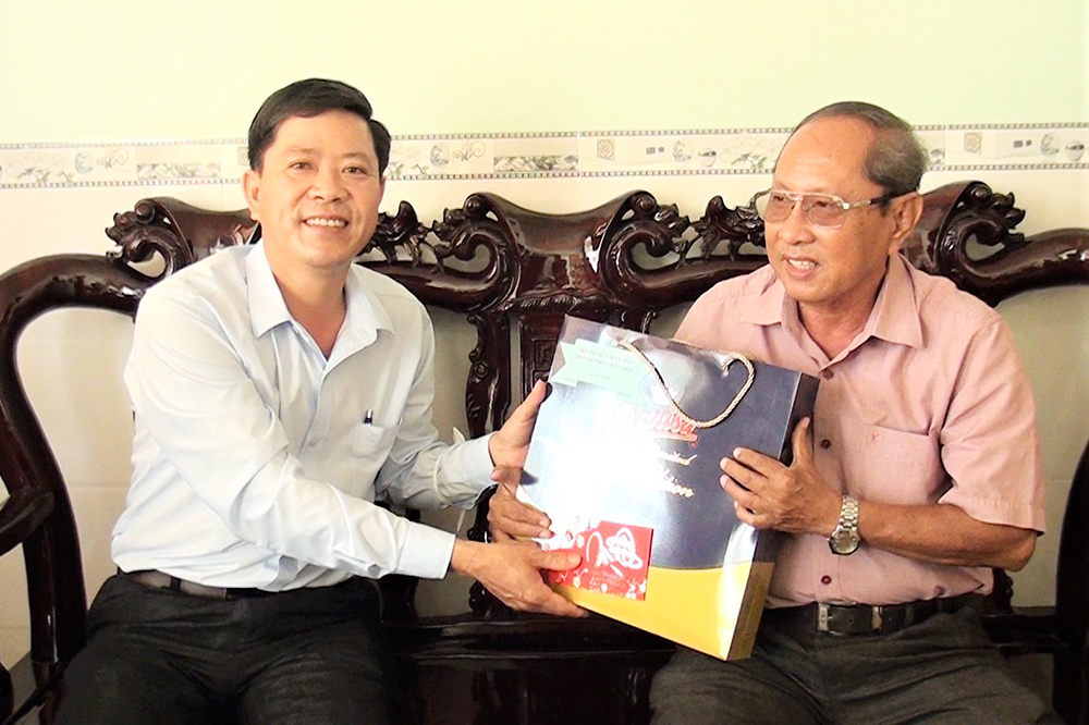 HĐND TP. Châu Đốc thăm chúc tết nguyên lãnh đạo HĐND thành phố