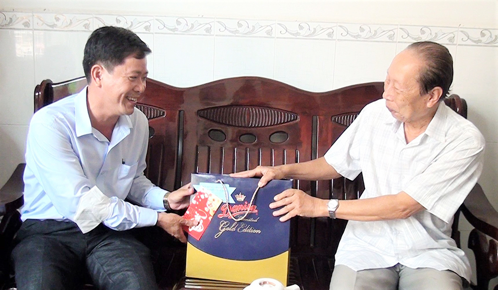 HĐND TP. Châu Đốc thăm chúc tết nguyên lãnh đạo HĐND thành phố