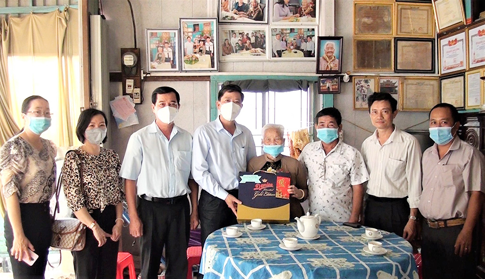 HĐND TP. Châu Đốc thăm chúc tết nguyên lãnh đạo HĐND thành phố