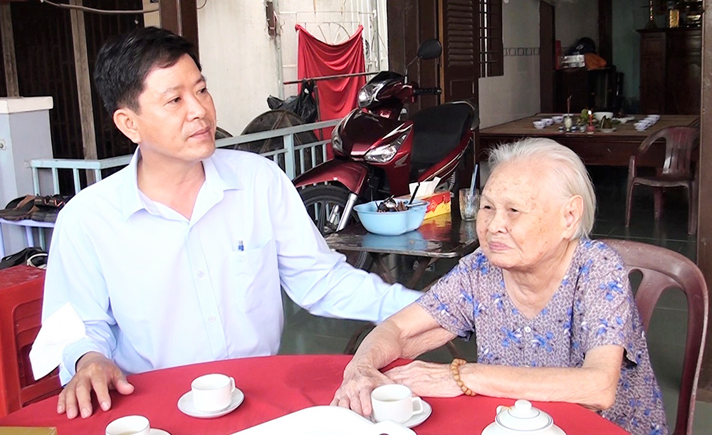 HĐND TP. Châu Đốc thăm chúc tết nguyên lãnh đạo HĐND thành phố