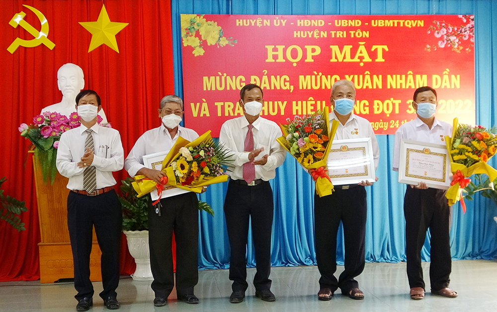 Tri Tôn họp mặt Tết và trao huy hiệu Đảng đợt 3-2-2022