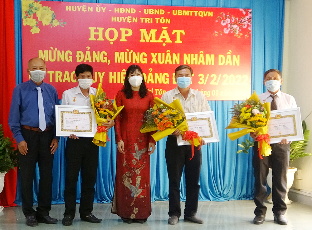 Tri Tôn họp mặt Tết và trao huy hiệu Đảng đợt 3-2-2022