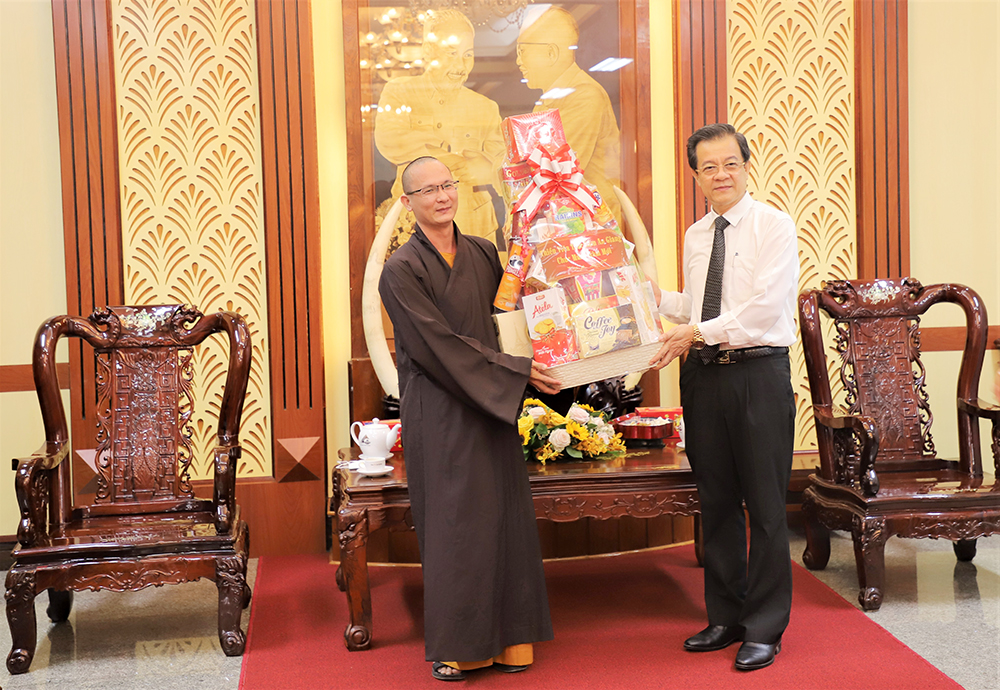 Bí thư Tỉnh ủy An Giang Lê Hồng Quang tiếp Thiền viện Trúc Lâm An Giang chúc Tết
