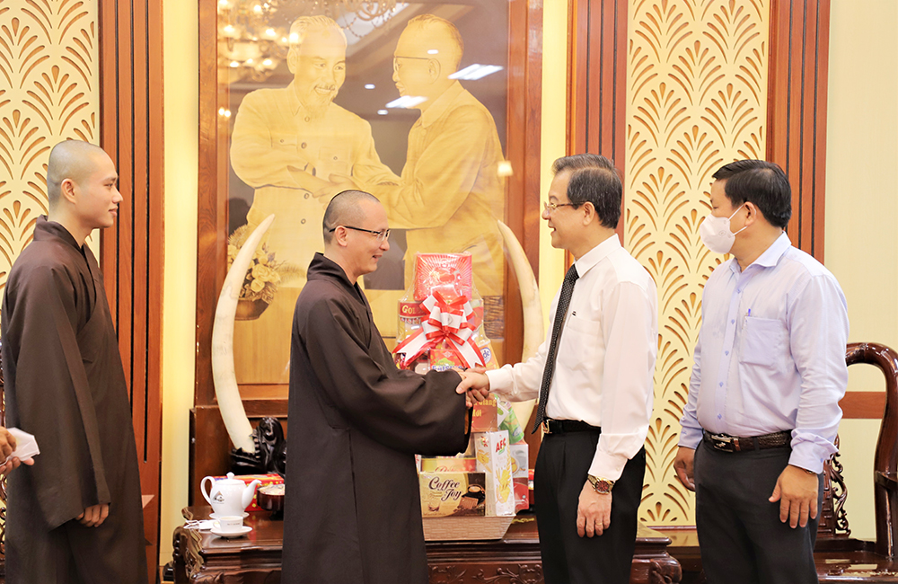 Bí thư Tỉnh ủy An Giang Lê Hồng Quang tiếp Thiền viện Trúc Lâm An Giang chúc Tết