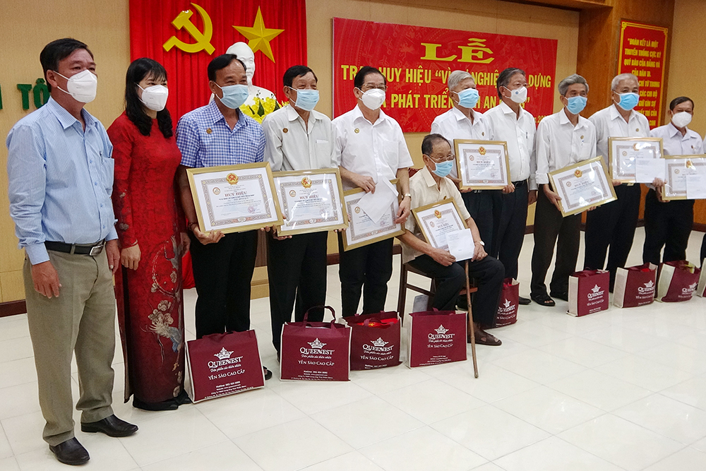 Huyện Tri Tôn có 57 cá nhân được nhận huy hiệu “Vì sự nghiệp xây dựng và phát triển tỉnh An Giang”