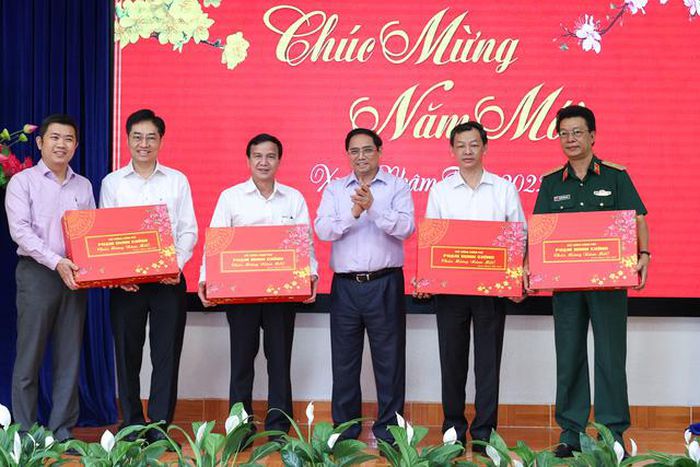TPHCM đã giữ vững bản lĩnh, vượt qua những khó khăn chưa từng có để 'xanh' trở lại