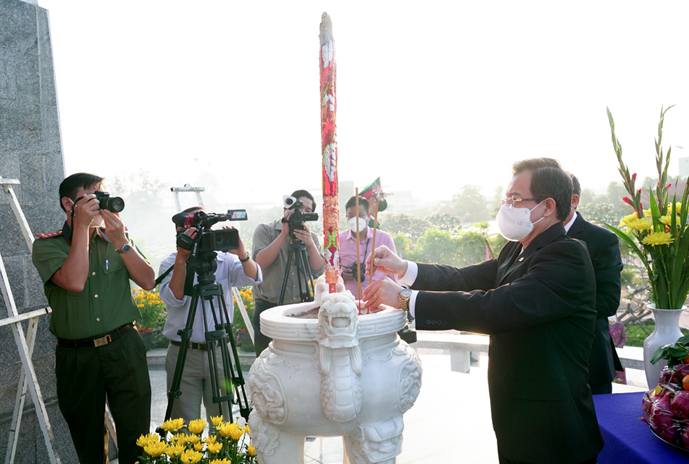 Lãnh đạo tỉnh An Giang viếng nghĩa trang liệt sĩ tỉnh nhân dịp Tết Nguyên đán Nhâm Dần 2022