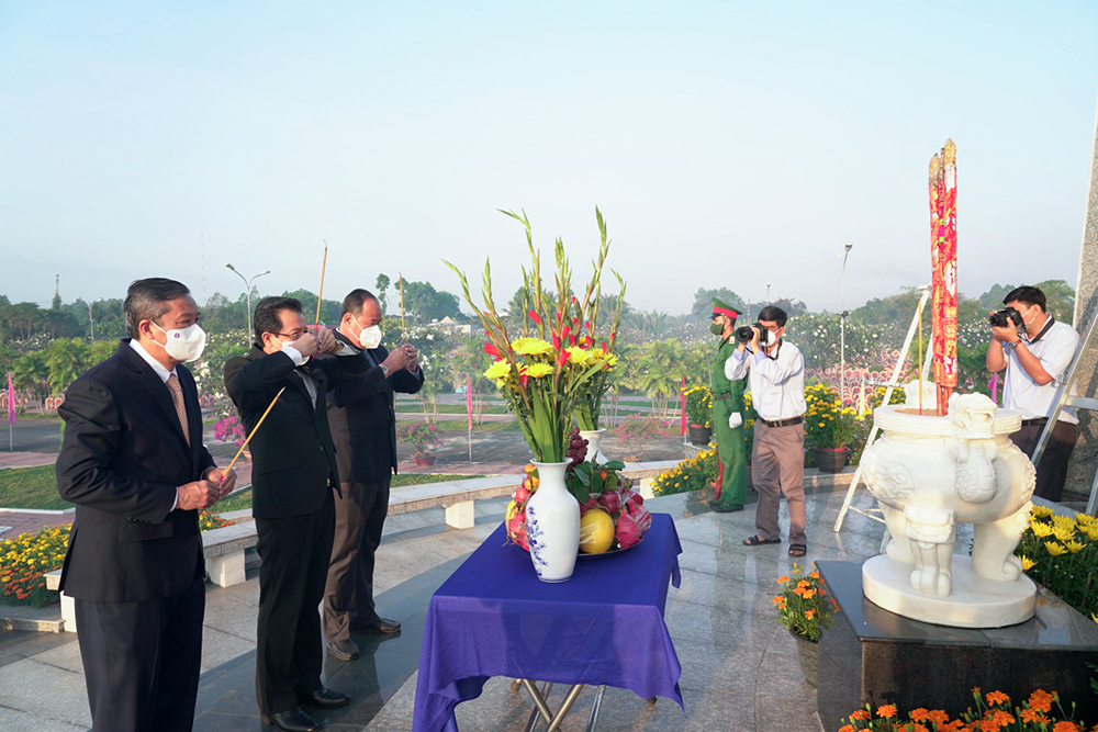 Lãnh đạo tỉnh An Giang viếng nghĩa trang liệt sĩ tỉnh nhân dịp Tết Nguyên đán Nhâm Dần 2022