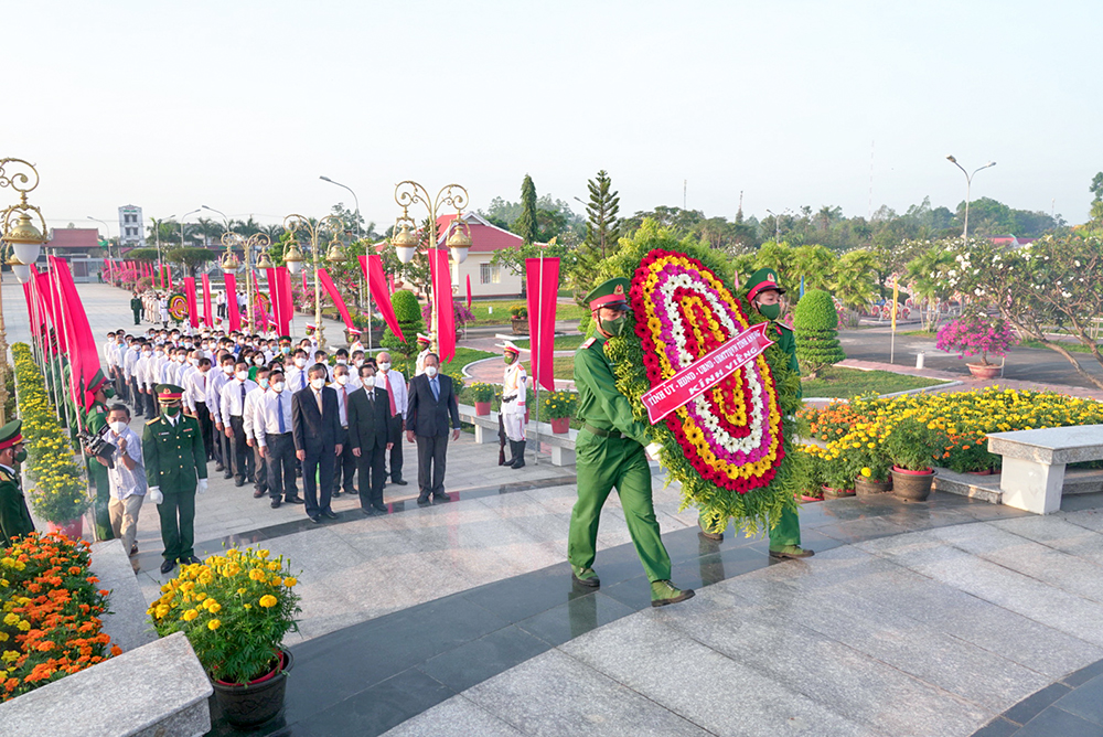Lãnh đạo tỉnh An Giang viếng nghĩa trang liệt sĩ tỉnh nhân dịp Tết Nguyên đán Nhâm Dần 2022