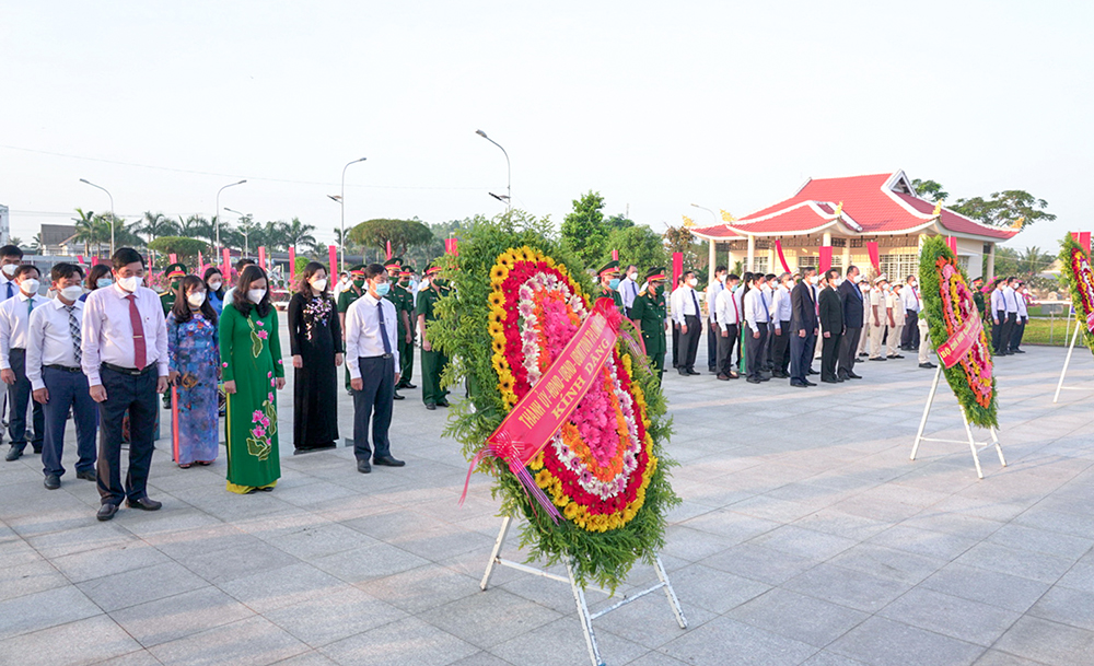 Lãnh đạo tỉnh An Giang viếng nghĩa trang liệt sĩ tỉnh nhân dịp Tết Nguyên đán Nhâm Dần 2022