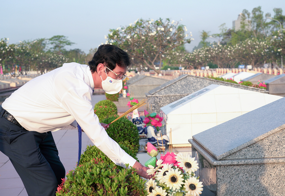 Lãnh đạo tỉnh An Giang viếng nghĩa trang liệt sĩ tỉnh nhân dịp Tết Nguyên đán Nhâm Dần 2022