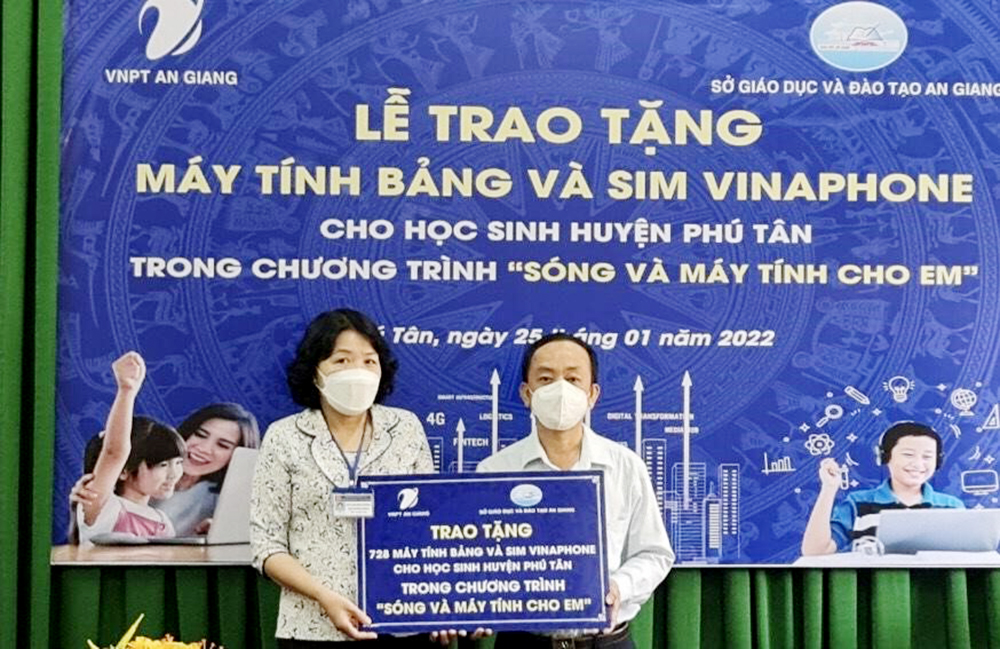 Hơn 800 học sinh nghèo, khó khăn ở Phú Tân được nhận máy tính bảng