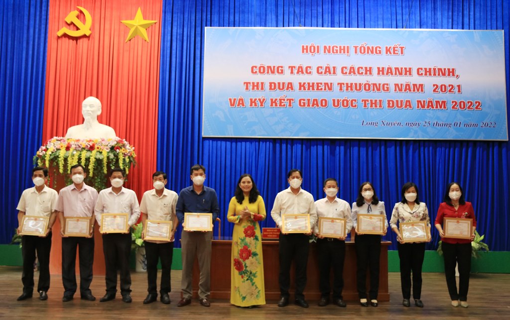 UBND TP. Long Xuyên ký kết giao ước thi đua về cải cách hành chính năm 2022