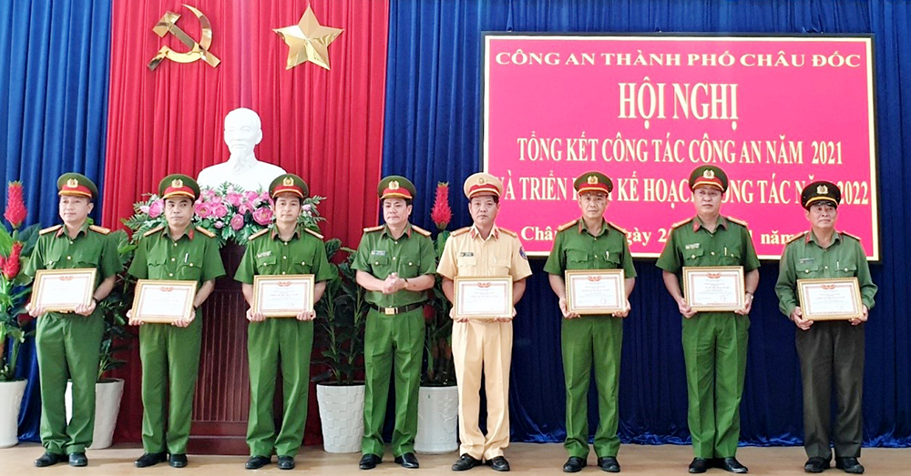 Công an TP Châu Đốc nỗ lực thực hiện “mục tiêu kép”