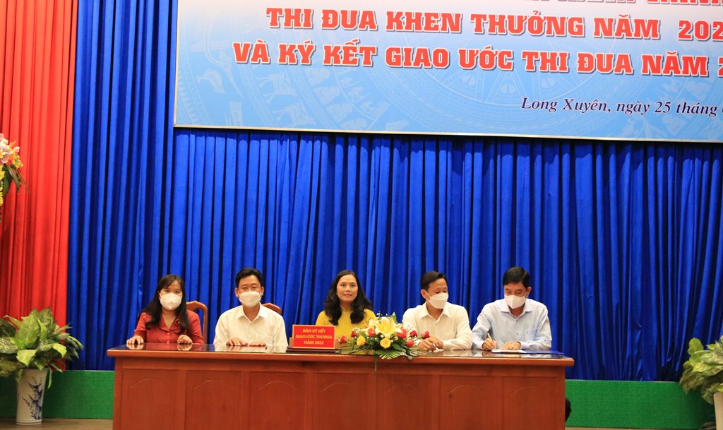 UBND TP. Long Xuyên ký kết giao ước thi đua về cải cách hành chính năm 2022