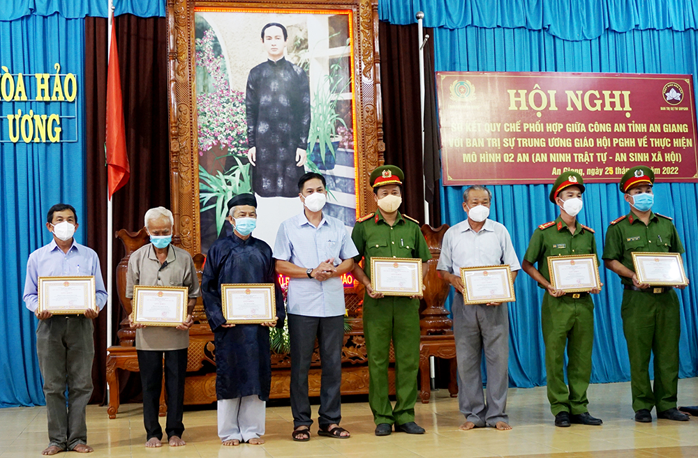 Công an An Giang và Ban Trị sự Trung ương Giáo hội Phật giáo Hòa Hảo sơ kết mô hình ‘2 An’