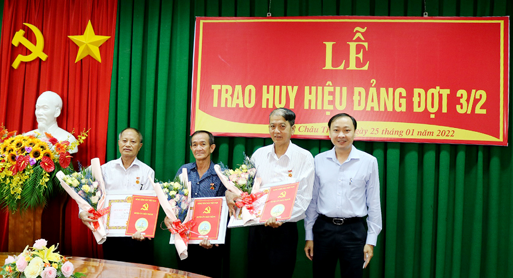 Huyện ủy Châu Thành trao tặng huy hiệu Đảng cho các đảng viên cao niên tuổi Đảng