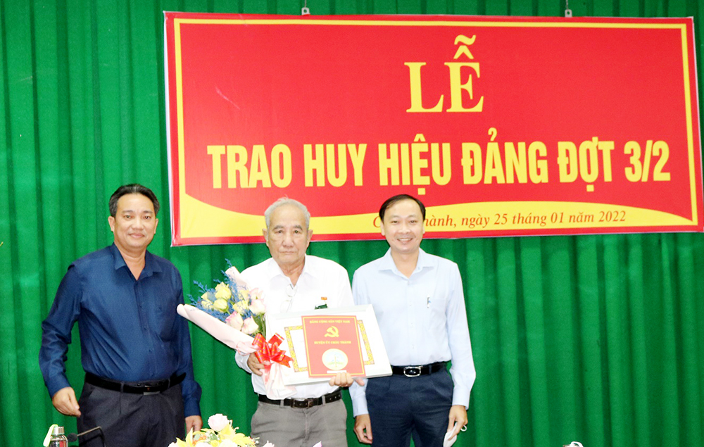 Huyện ủy Châu Thành trao tặng huy hiệu Đảng cho các đảng viên cao niên tuổi Đảng