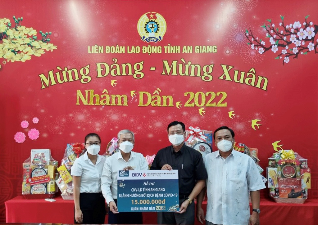 BIDV chi nhánh An Giang hỗ trợ hỗ trợ bệnh nhân nghèo, công đoàn viên, người lao động vui xuân, đón Tết
