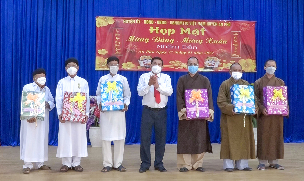 Họp mặt nhân sĩ, trí thức, dân tộc, tôn giáo huyện An Phú