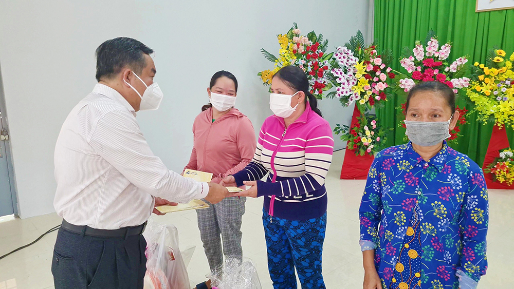 Tặng 30 phần quà cho gia đình chính sách xã Thới Sơn