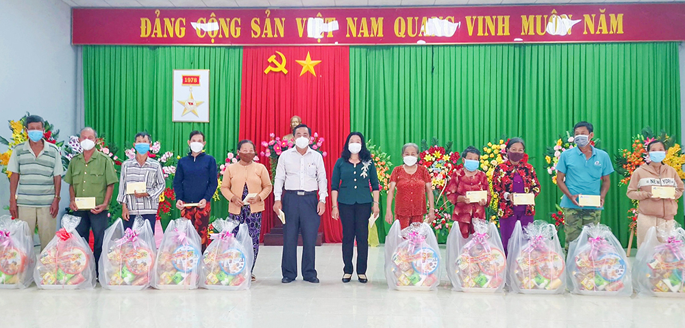 Tặng 30 phần quà cho gia đình chính sách xã Thới Sơn