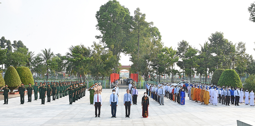 Lãnh đạo huyện Châu Phú viếng nghĩa trang liệt sĩ huyện