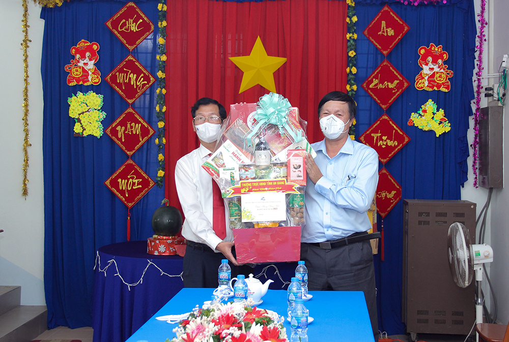 Phó Chủ tịch UBND tỉnh An Giang Lê Văn Phước thăm, chúc Tết doanh nghiệp