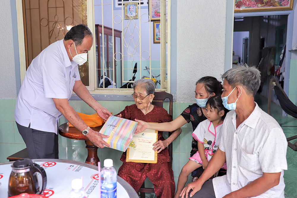 Phó Bí thư Tỉnh ủy, Chủ tịch UBND tỉnh An Giang Nguyễn Thanh Bình thăm, chúc Tết trên địa bàn TP. Long Xuyên
