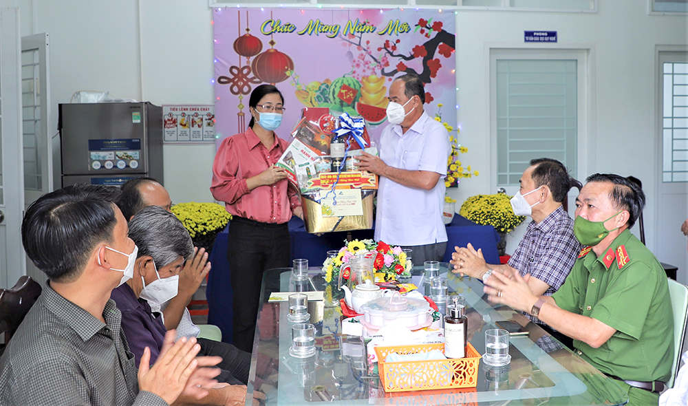 Phó Bí thư Tỉnh ủy, Chủ tịch UBND tỉnh An Giang Nguyễn Thanh Bình thăm, chúc Tết trên địa bàn TP. Long Xuyên
