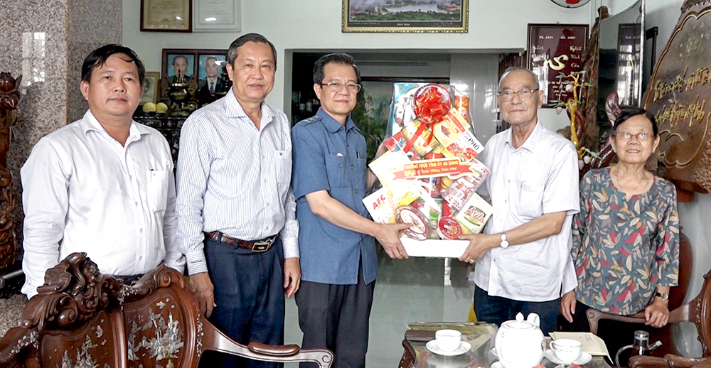 Lãnh đạo Tỉnh ủy An Giang thăm, chúc Tết các đồng chí nguyên lãnh đạo tỉnh, Trung ương qua các thời kỳ